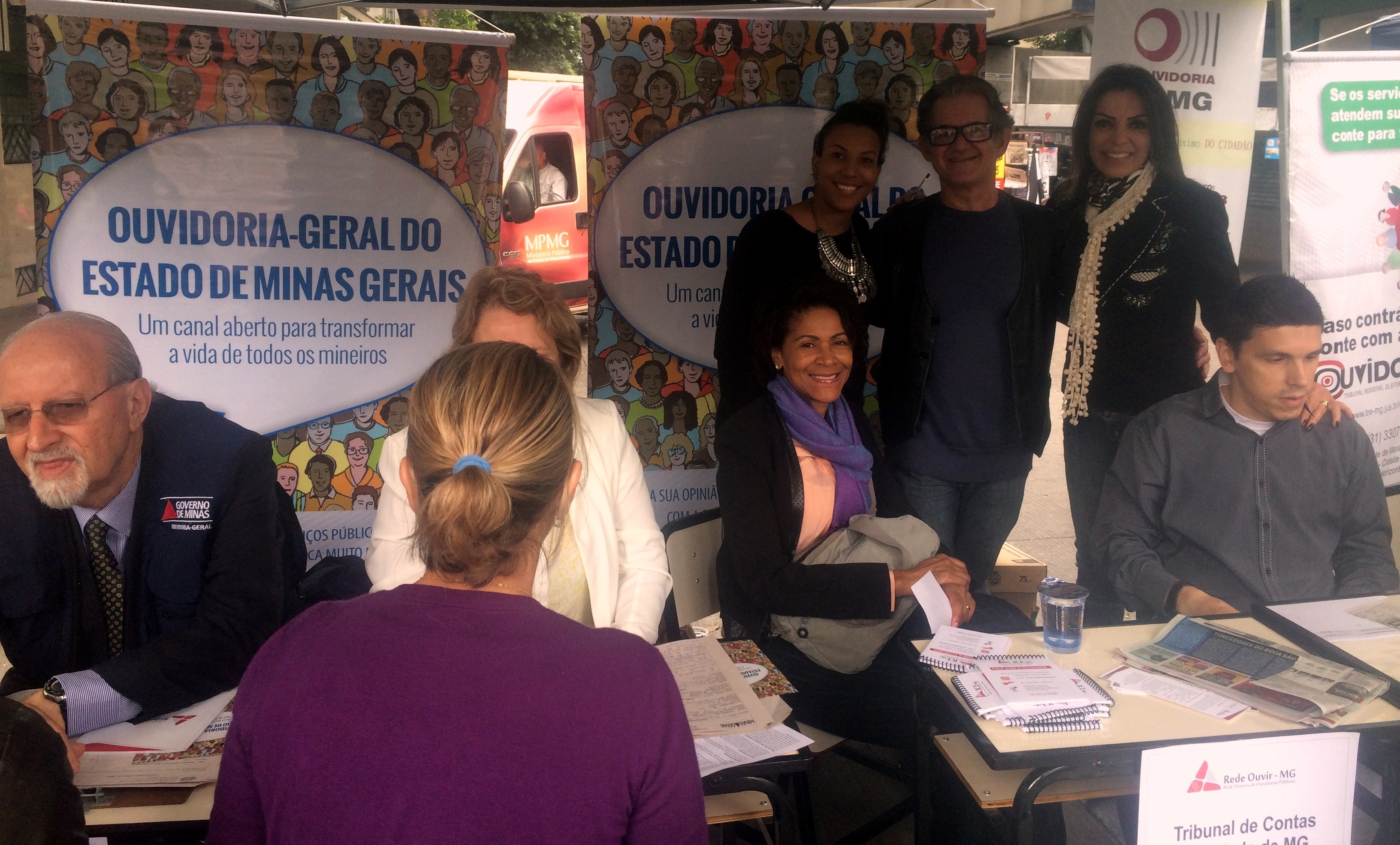 A coordenadora da Secretaria da Ouvidoria, Cláudia Picinin, e membros de sua equipe